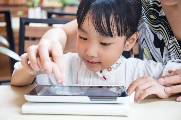 Asiática china niña jugando tableta ordenador con su mothe — Foto de Stock