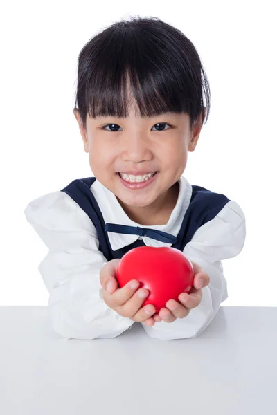 Asijské malé Čínská dívka držící červené srdce — Stock fotografie
