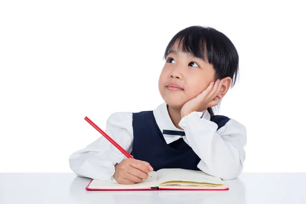 Asyalı küçük Çinli kız ev ödevi yazma — Stok fotoğraf