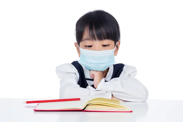 Asiatiska liten kinesisk flicka läsa bok med skyddsmask — Stockfoto