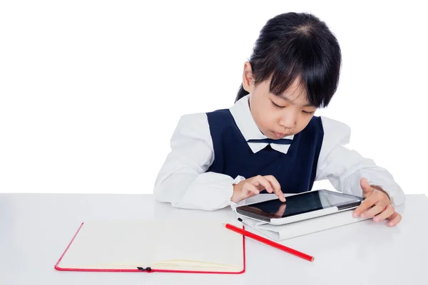 Asiático chinês menina no uniforme estudando com tablet comput — Fotografia de Stock