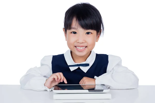 Asiática china niña en uniforme jugando con tablet compute — Foto de Stock