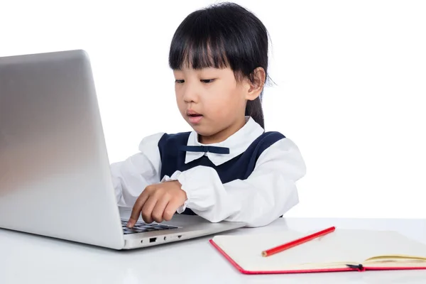 亚洲的中国小女孩在统一学习与笔记本电脑 — 图库照片