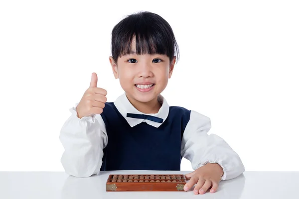 Asyalı Çinli küçük kız Abacus oynarken