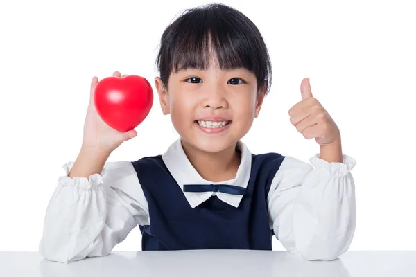 Asiático poco china chica holding rojo corazón — Foto de Stock