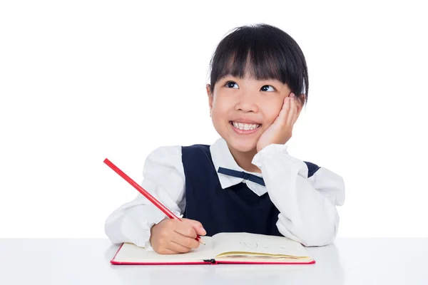 Asiatische kleine chinesische Mädchen schreiben Hausaufgaben — Stockfoto