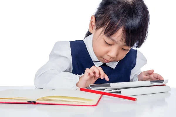 Asiatische chinesische Mädchen in Uniform lernen mit Tablet comput — Stockfoto