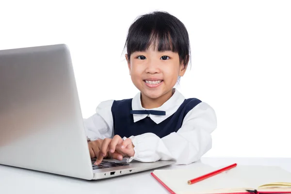 Ázsiai kínai kislány az egységes tanuló laptop — Stock Fotó
