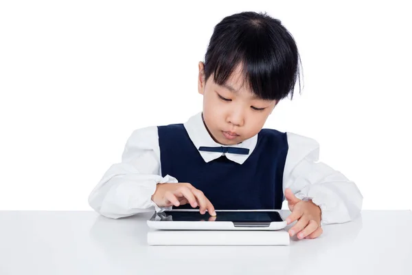 Asiática china niña en uniforme jugando con tablet compute — Foto de Stock