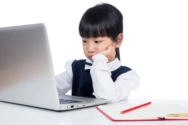 亚洲的中国小女孩在统一学习与笔记本电脑 — 图库照片