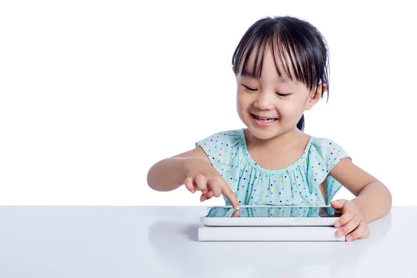 Asiática china niña jugando con tableta ordenador — Foto de Stock