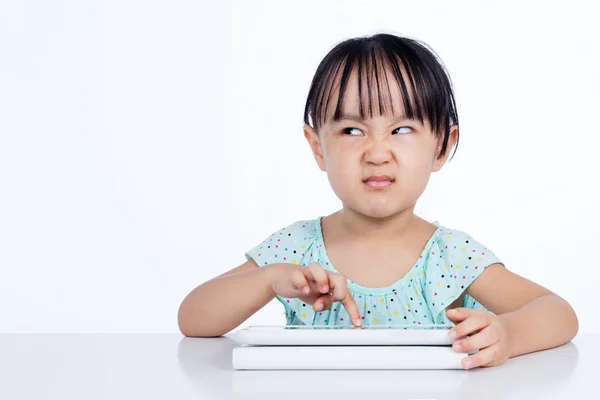 Asyalı Çinli küçük kız tablet bilgisayar ile oynamak — Stok fotoğraf