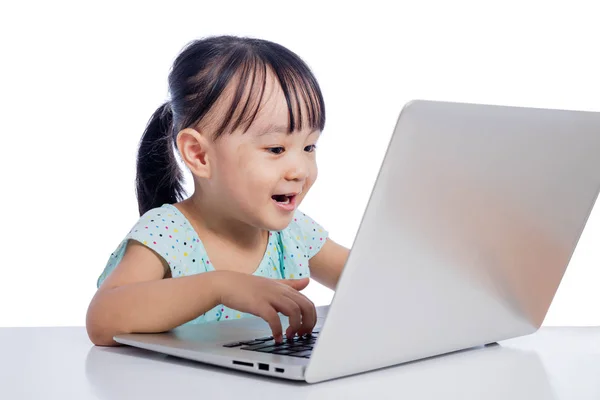 亚洲的中国小女孩玩笔记本电脑 — 图库照片