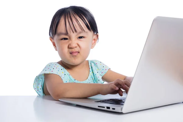 亚洲的中国小女孩玩笔记本电脑 — 图库照片