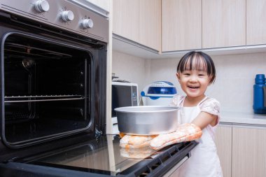 Asyalı Çinli küçük kız pasta pişirme