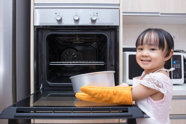 Asiático chino niña hornear pastel — Foto de Stock