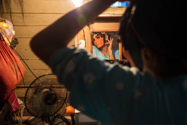 Çin Opera üye, sahne arkasında hazırlar