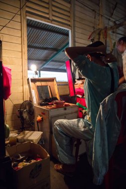 Çin Opera üye, sahne arkasında hazırlar