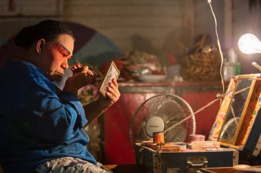 Çin Opera üye, sahne arkasında hazırlar