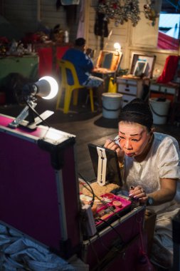 Çin Opera üye, sahne arkasında hazırlar