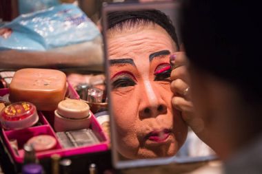 Çin Opera üye, sahne arkasında hazırlar