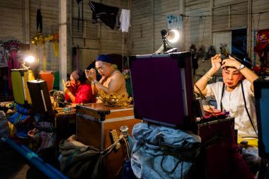 Çin Opera grubu üyesi, sahne arkasında hazırlar