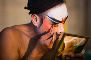 Çin Opera üye, sahne arkasında hazırlar