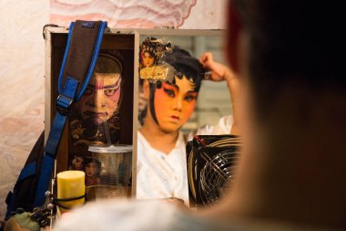 Çin Opera üye, sahne arkasında hazırlar