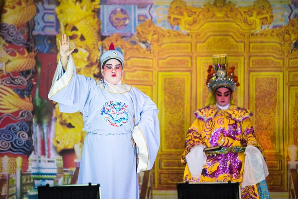 Um grupo de membros da Ópera Chinesa se apresentam no palco — Fotografia de Stock