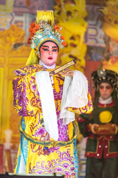 Un miembro del grupo de ópera china actúa en el escenario —  Fotos de Stock