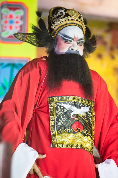 Un miembro del grupo de ópera china actúa en el escenario —  Fotos de Stock