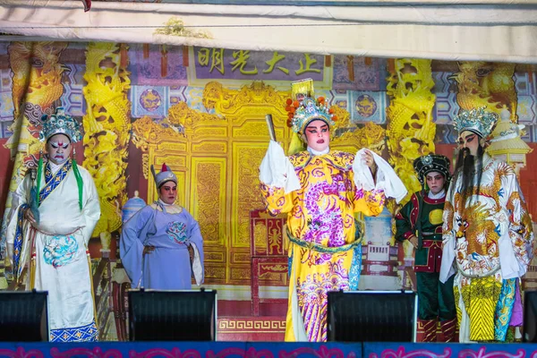 Eine Gruppe chinesischer Opernsänger auf der Bühne — Stockfoto