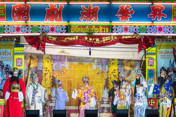 Un grupo de miembros de la Ópera China actúan en el escenario —  Fotos de Stock