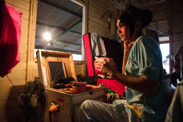 Çin Opera üye, sahne arkasında hazırlar