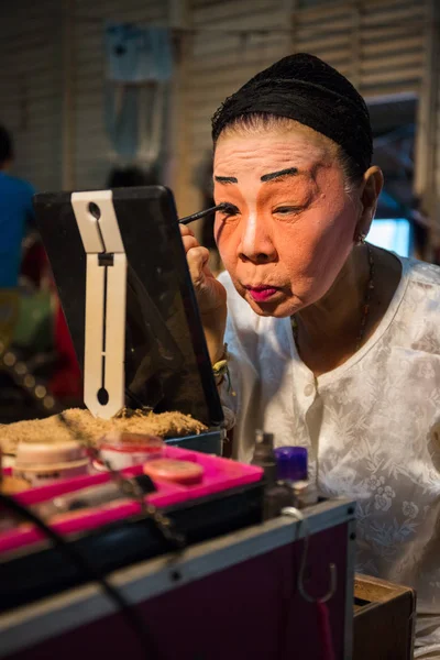 Miembro de Chinese Opera se prepara en el backstage — Foto de Stock