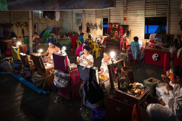 Un miembro del Grupo de Ópera China se prepara entre bastidores — Foto de Stock