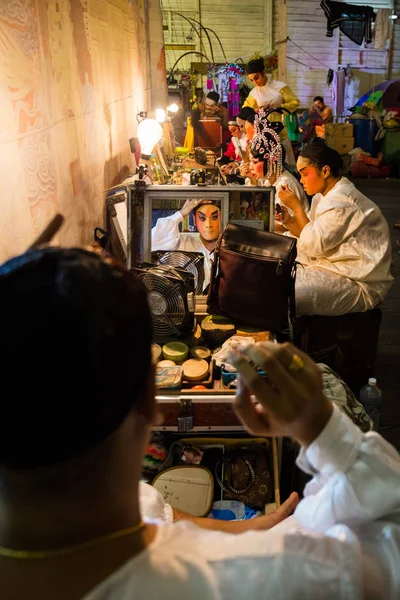 Un miembro del Grupo de Ópera China se prepara entre bastidores — Foto de Stock