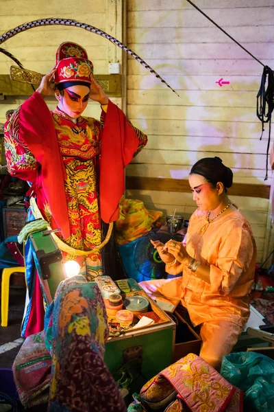 Un miembro del Grupo de Ópera China se prepara entre bastidores —  Fotos de Stock