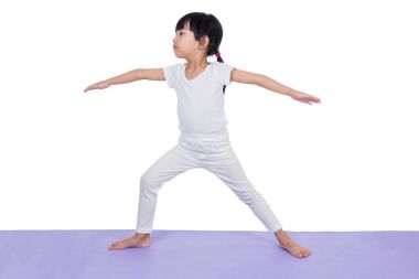 Asyalı Çinli küçük kız pratik yoga teşkil