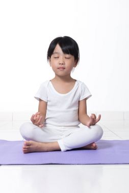 Asyalı Çinli küçük kız pratik yoga teşkil