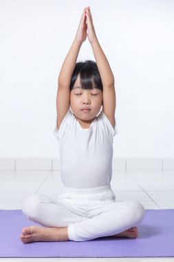 Asyalı Çinli küçük kız pratik yoga teşkil