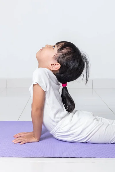 Asian Chinese little girl practicing yoga pose — Stock Photo, Image