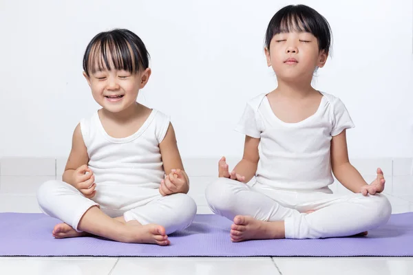 Asyalı Çinli küçük kızlar pratik Yoga teşkil