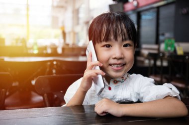 Asyalı Çinli küçük kız Smartphone oyun