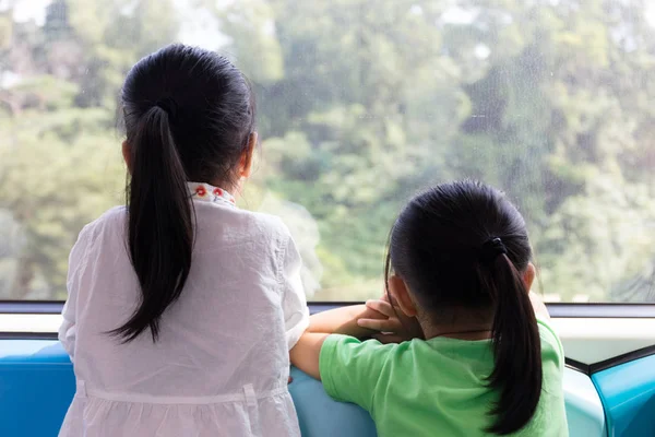Asyalı Çinli küçük kız bir Mrt transit içinde — Stok fotoğraf