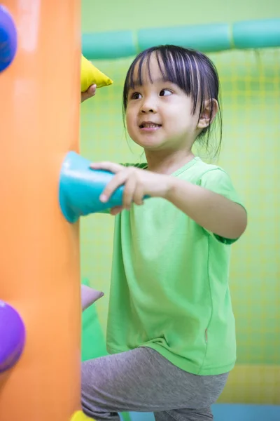 Asiatiska kinesiska liten flicka spela inomhus — Stockfoto