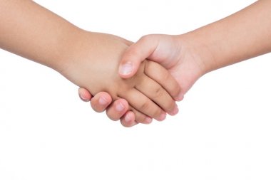 İki çocuk tokalaşırken