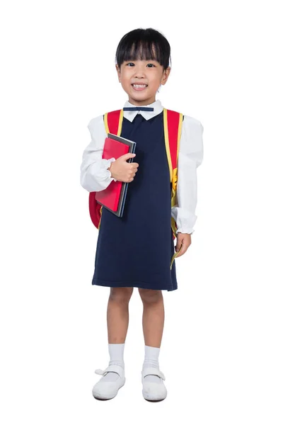 Asiática menina chinesa em uniforme escolar com saco escolar — Fotografia de Stock