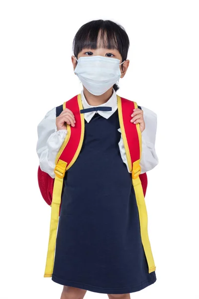 Aasian kiinalainen koulu tyttö koulun laukku ja yllään naamio — kuvapankkivalokuva