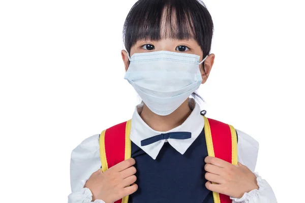 Asiatiska kinesiska skolflicka med skolväska och bär mask — Stockfoto